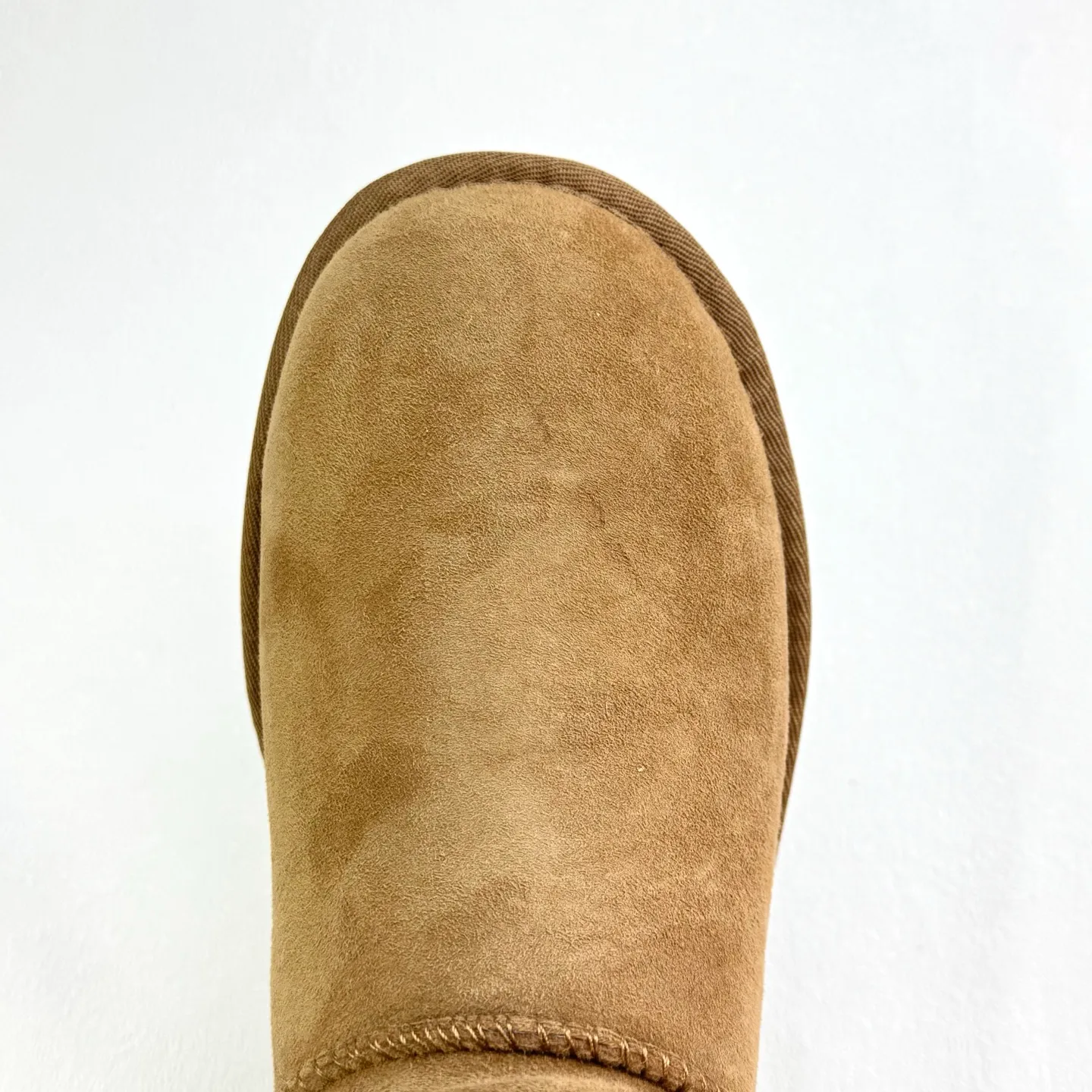 💰380 1116109 UGG Classic Ultra Mini Same style as Zhou Dongyu and Wang Yibo Thin-soled short snow boots Xiaohongshu hot style Wool one-piece mini boots Premium suede upper Delicate feel Wool lining Comfortable and skin-friendly Warm and comfortable so you are not afraid of cold weather Wear-resistant one-piece foam shoe cover EVA soft elastic thick sole Heightening outsole Purchasing level Essential winter snow boots Size: 35 36 37 38 39 40 41 42 43 44 45